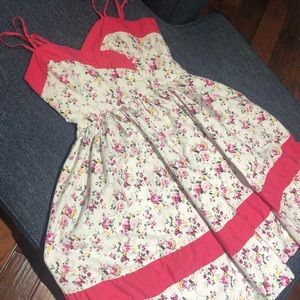 UNIQUE VINTAGE FLORAL DRESS SIZE MEDIUM